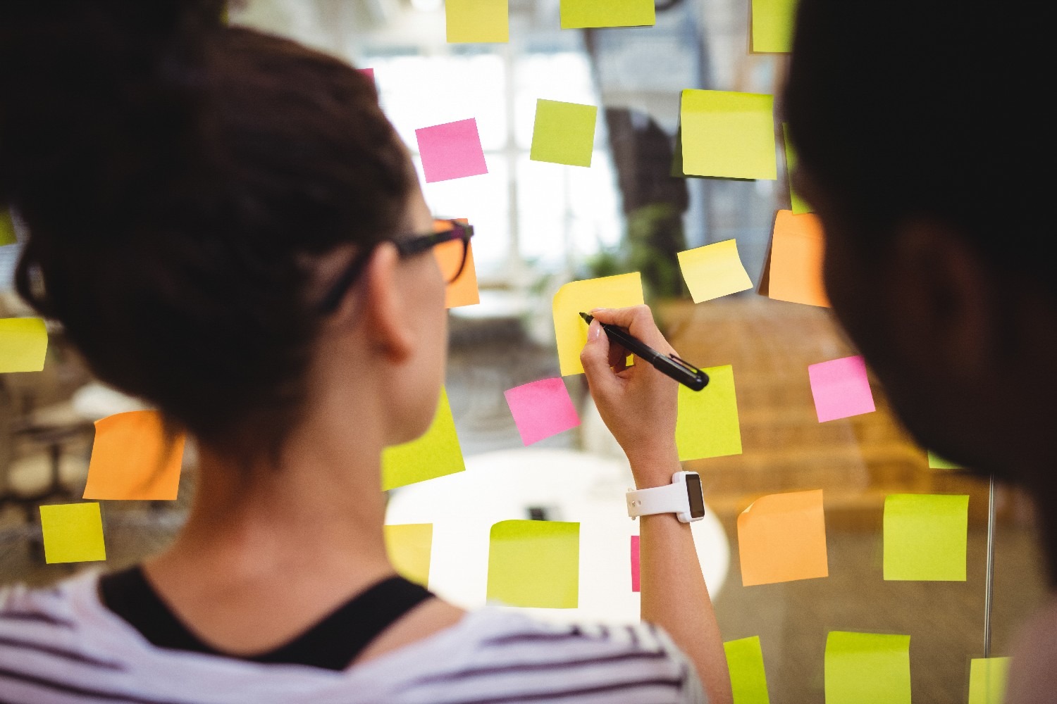 business-executives-writing-sticky-notes narrativa