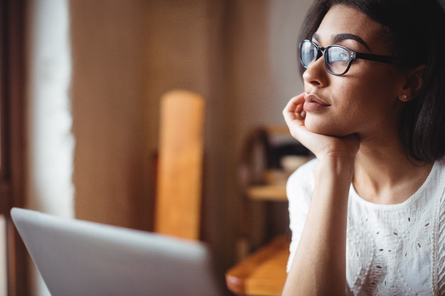 thoughtful-woman-sitting-with-with-laptop excesso de informação