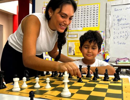Escola aposta no xadrez para estimular atenção entre alunos