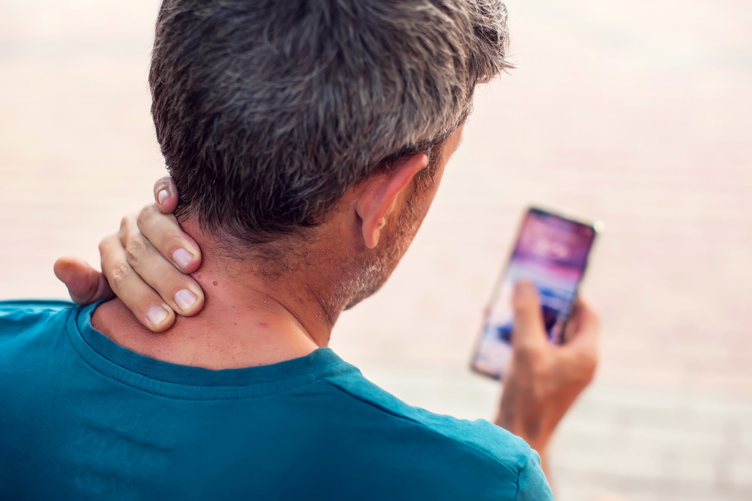 text neck: conheça a síndrome que causa dores cervicais devido ao uso prolongado de telas