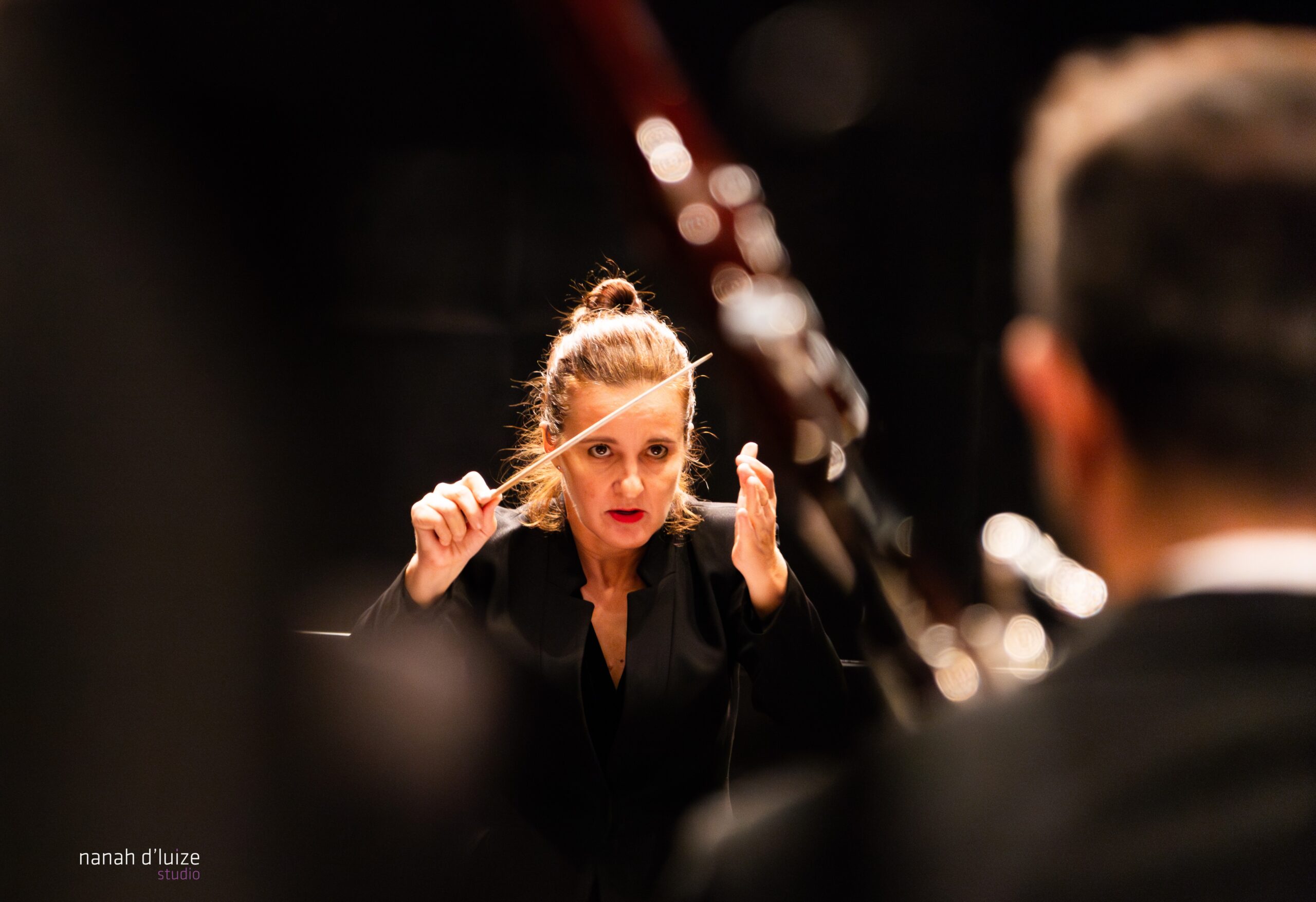 A maestrina Cinthia Alireti conduzirá a orquestra em “Ecos Românticos” na próxima quarta-feira (26), às 19h30, no Teatro Riachuelo Natal. A apresentação integra a programação comemorativa dos 50 anos da OSRN e é realizada pelo Projeto Movimento Sinfônico, da MAPA Realizações Culturais.