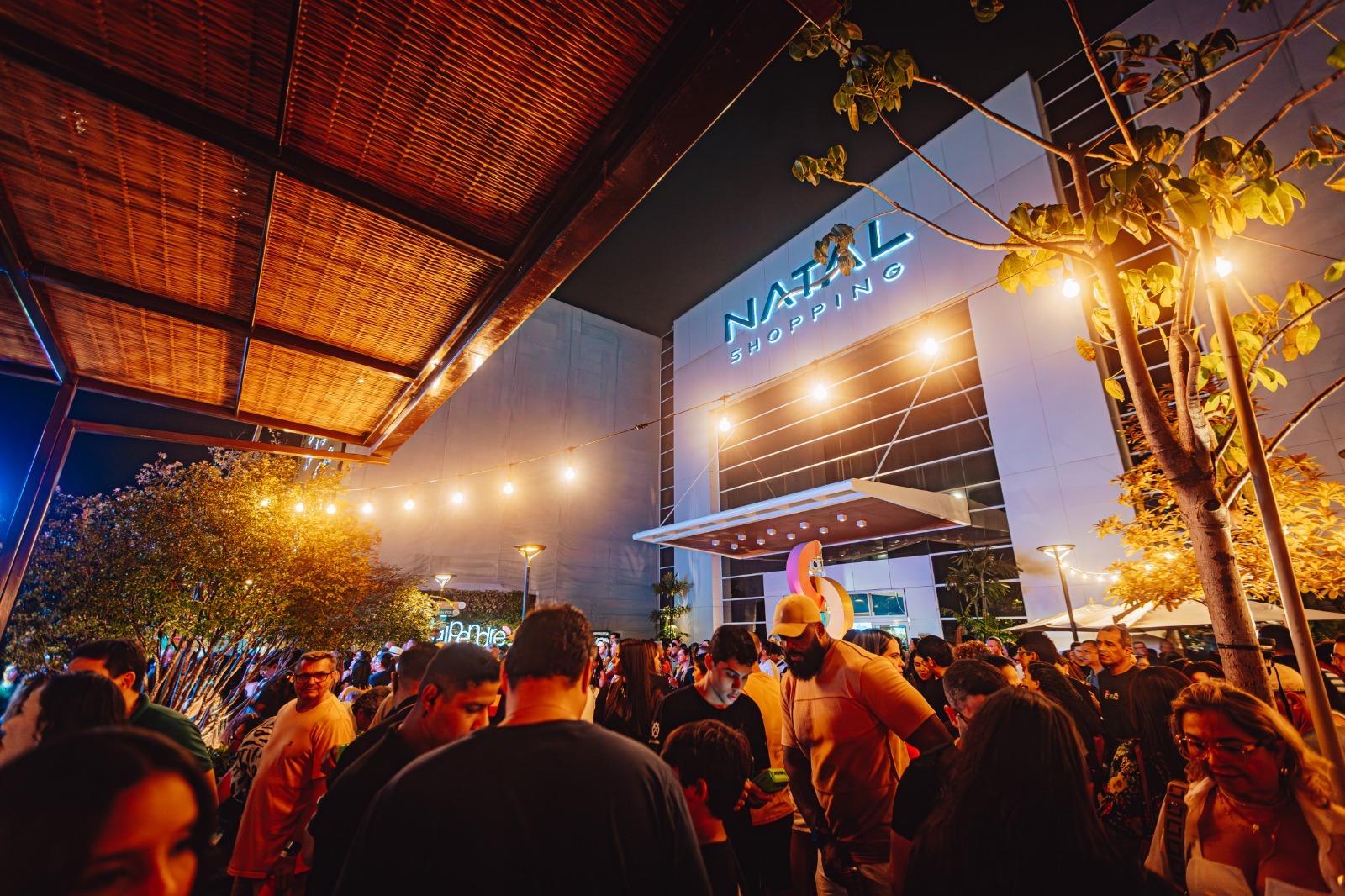 Da leveza da MPB na voz e violão até o balanço do samba, o Natal Shopping preparou duas noites de música ao vivo para quem deseja aproveitar o pós-expediente ou reunir os amigos em um ambiente ao ar livre, com gastronomia e programação gratuita.