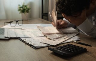 O impacto da inadimplência sobre a saúde está relacionado, entre outros fatores, à dificuldade de prever e controlar o que virá